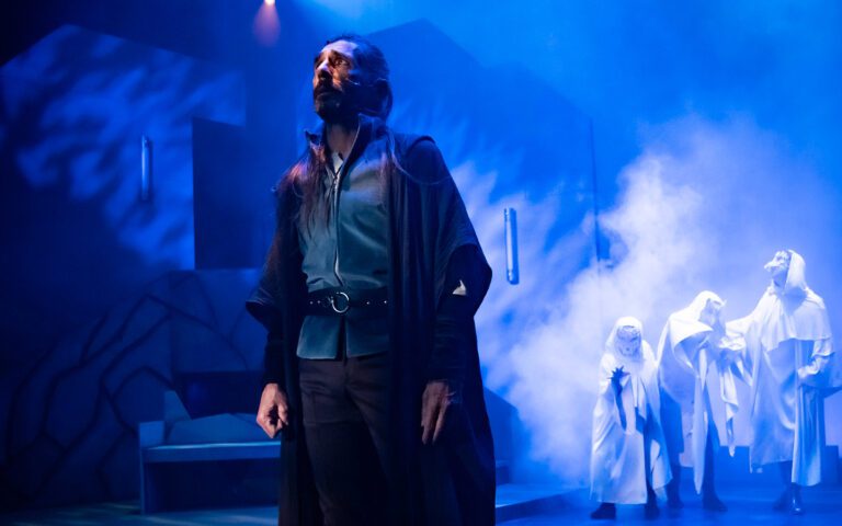 Giles Davies and Ensemble in Jobsite’s Macbeth. (photo: Stage Photography of Tampa)